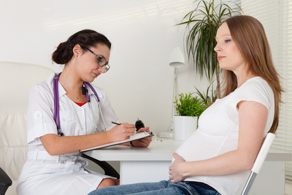 Doctor consulting with pregnant woman.